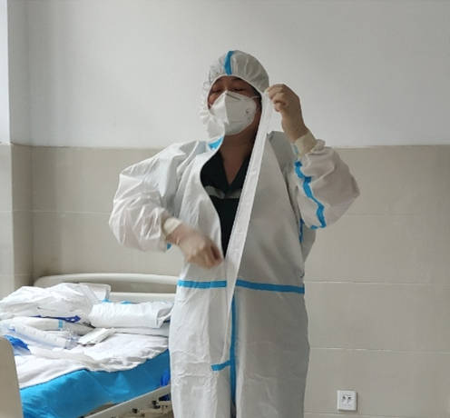 曹縣中醫院急診科開展“穿脫防護服”技能考核，筑牢醫護人員防護安全線